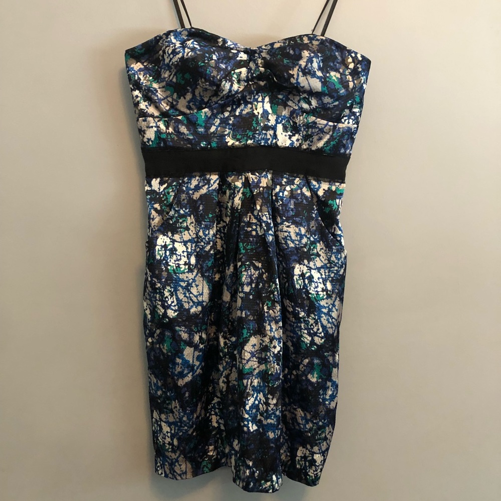 Shimmering dress with pockets!
